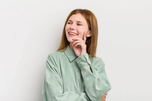 Rood Hoofd Mooi Vrouw Glimlachen Gelukkig Dagdromen Twijfelen Kijken Naar — Stockfoto