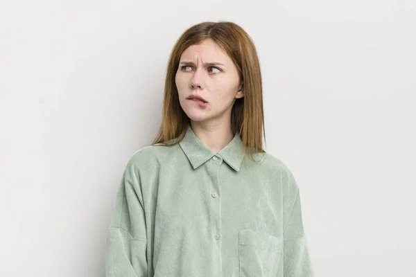 Rode Kop Mooie Vrouw Twijfelen Denken Bijten Lip Het Gevoel — Stockfoto