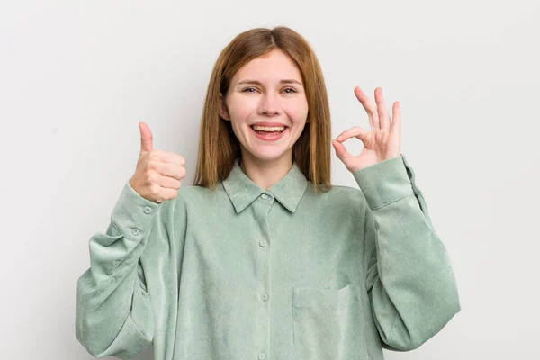 赤の頭のきれいな女性は幸せ 満足し 大丈夫と親指を示すジェスチャー — ストック写真