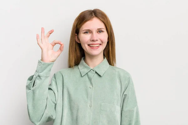 Rote Kopf Hübsche Frau Glücklich Entspannt Und Zufrieden Zeigt Zustimmung — Stockfoto