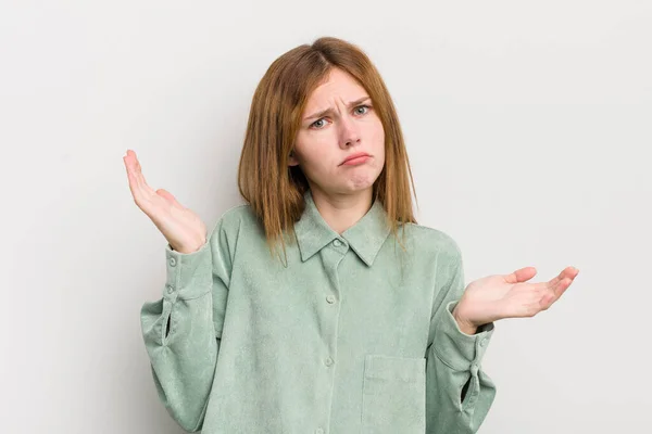 Cabeça Vermelha Mulher Bonita Olhando Confuso Confuso Estressado Perguntando Entre — Fotografia de Stock