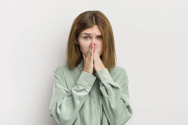 Rousse Jolie Femme Sentant Inquiète Pleine Espoir Religieuse Priant Fidèlement — Photo