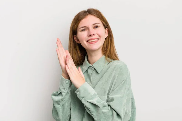 Rood Hoofd Mooi Vrouw Gevoel Gelukkig Succesvol Glimlachen Klappen Handen — Stockfoto
