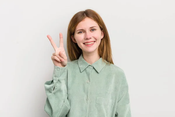 Rood Hoofd Mooie Vrouw Glimlachen Kijken Vriendelijk Tonen Nummer Twee — Stockfoto