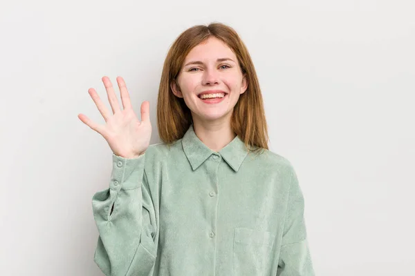 Rood Hoofd Mooie Vrouw Glimlachen Kijken Vriendelijk Tonen Nummer Vijf — Stockfoto