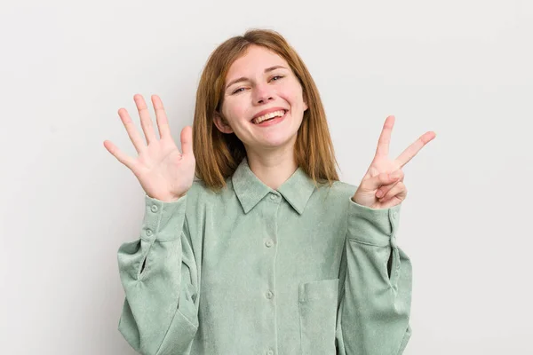 Rote Kopf Hübsche Frau Lächelt Und Sieht Freundlich Zeigt Zahl — Stockfoto