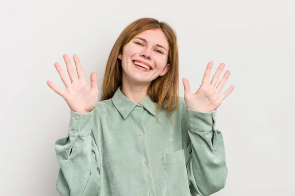 Rood Hoofd Mooie Vrouw Glimlachen Kijken Vriendelijk Tonen Nummer Tien — Stockfoto