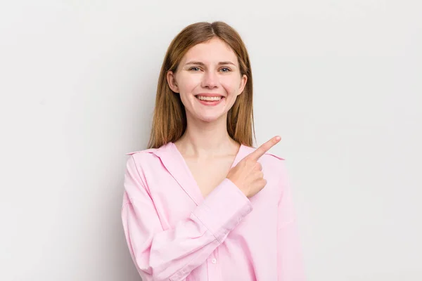 Rood Hoofd Mooie Vrouw Glimlachen Vrolijk Gelukkig Voelen Wijzen Naar — Stockfoto
