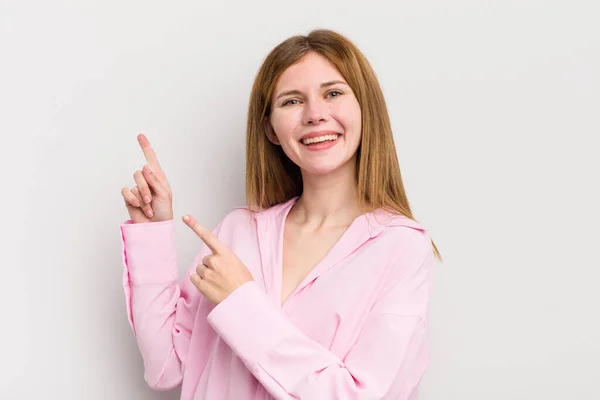 Testa Rossa Bella Donna Sorridente Felicemente Che Punta Lato Verso — Foto Stock