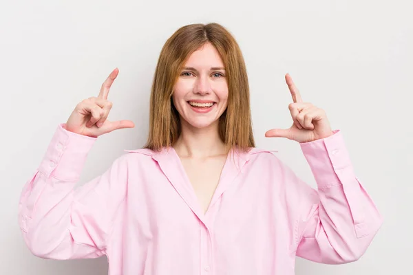 Roter Kopf Hübsche Frau Die Ihr Eigenes Lächeln Mit Beiden — Stockfoto