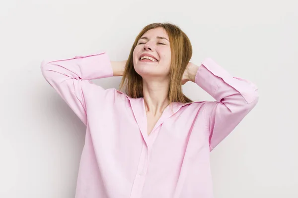 Rossa Testa Bella Donna Sorridente Sentirsi Rilassato Soddisfatto Spensierato Ridendo — Foto Stock