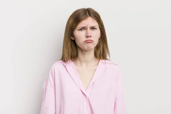 Hübsche Frau Mit Rotem Kopf Traurigem Und Weißem Blick Weint — Stockfoto