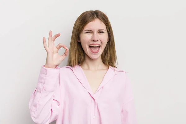 Cabeza Roja Bonita Mujer Sintiéndose Exitosa Satisfecha Sonriendo Con Boca — Foto de Stock