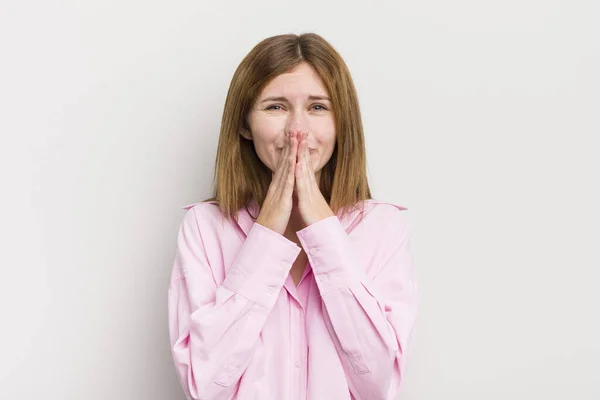 Cabeza Roja Bonita Mujer Feliz Emocionada Sorprendida Sorprendida Cubriendo Boca —  Fotos de Stock