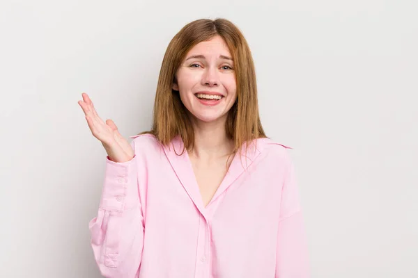 Hübsche Frau Mit Rotem Kopf Die Sich Glücklich Überrascht Und — Stockfoto