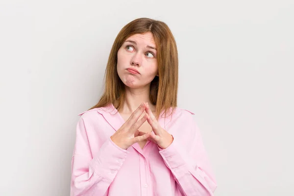 Red Head Pretty Woman Scheming Conspiring Thinking Devious Tricks Cheats — Stock Photo, Image