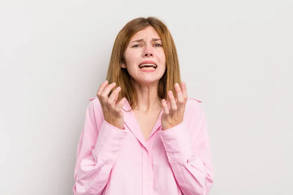 Rött Huvud Vacker Kvinna Ser Desperat Och Frustrerad Stressad Olycklig — Stockfoto