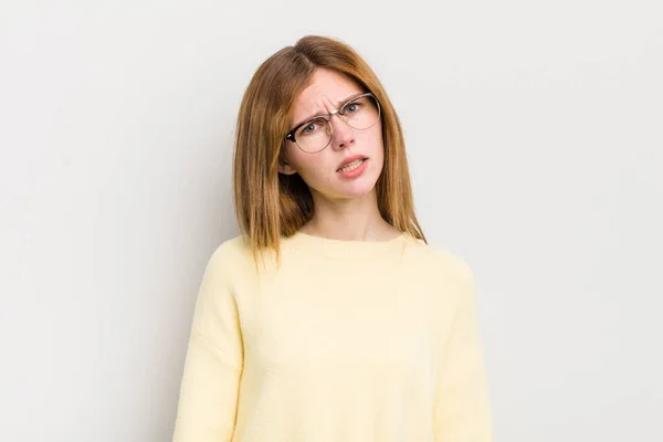 Rote Kopf Hübsche Frau Die Sich Verwirrt Und Verwirrt Fühlt — Stockfoto