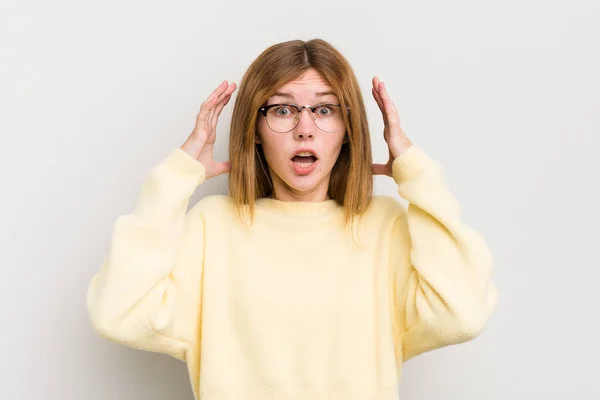 Rote Kopf Hübsche Frau Schreit Mit Den Händen Die Luft — Stockfoto