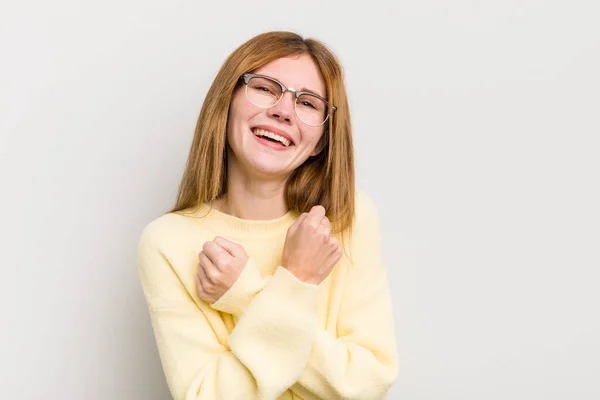 Cabeça Vermelha Mulher Bonita Sorrindo Alegremente Comemorando Com Punhos Apertados — Fotografia de Stock