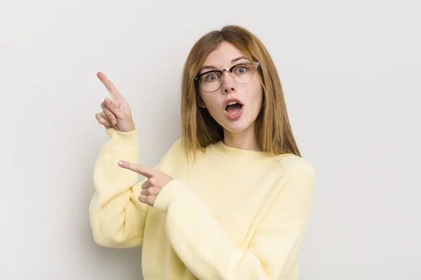 Rote Kopf Hübsche Frau Die Sich Freudig Und Überrascht Fühlt — Stockfoto