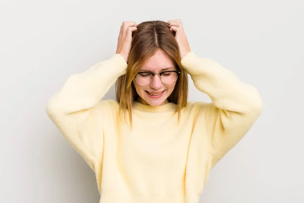 Roter Kopf Hübsche Frau Die Gestresst Und Frustriert Ist Die — Stockfoto