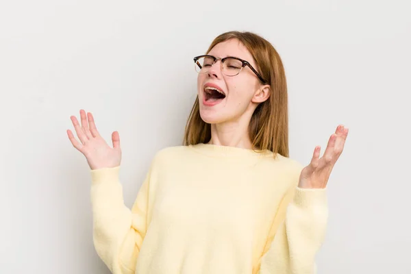 Cabeça Vermelha Mulher Bonita Realizando Ópera Cantando Concerto Show Sentindo — Fotografia de Stock