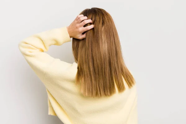 Rött Huvud Vacker Kvinna Känner Sig Aningslös Och Förvirrad Tänker — Stockfoto