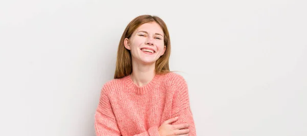 Rood Hoofd Mooie Vrouw Lachen Verlegen Vrolijk Met Een Vriendelijke — Stockfoto