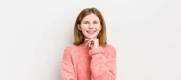 Rood Hoofd Mooie Vrouw Kijken Gelukkig Glimlachen Met Hand Kin — Stockfoto