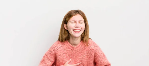 Rojo Cabeza Bonita Mujer Riendo Voz Alta Algunos Hilarante Broma —  Fotos de Stock