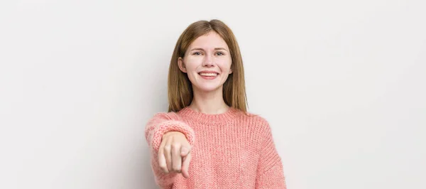 Cabeça Vermelha Mulher Bonita Apontando Para Câmera Com Sorriso Satisfeito — Fotografia de Stock