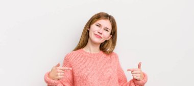 Kızıl saçlı güzel bir kadın gururlu, kibirli, mutlu, şaşırmış ve tatmin olmuş görünüyor, kendini gösteriyor, kendini kazanan gibi hissediyor.