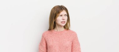 kızıl saçlı güzel kadın endişeli, stresli, endişeli ve korkmuş, panikleyen ve dişlerini sıkan