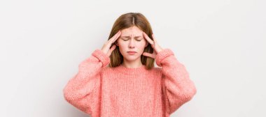 Kızıl saçlı güzel bir kadın. Yoğunlaşmış, düşünceli ve ilham verici görünüyor. Beyin fırtınası yapıyor ve hayal ediyor.