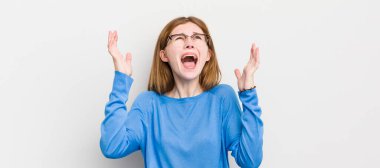 Kızıl saçlı güzel kadın kendini mutlu, şaşkın, şanslı ve şaşırmış hissediyor. Zaferi kutlarken iki elini de havaya kaldırıyor.