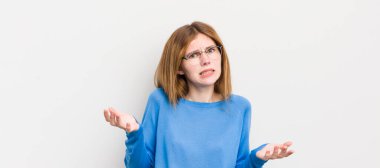 Kızıl saçlı güzel bir kadın bilgisiz ve kafası karışık, hangi seçeneği seçeceğinden emin değil, merak ediyor.