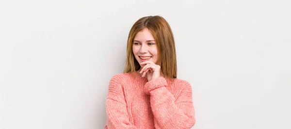 Kızıl Saçlı Güzel Bir Kadın Mutlu Kendinden Emin Bir Ifadeyle — Stok fotoğraf