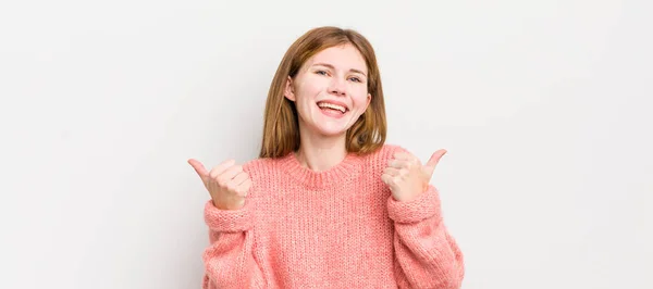Kızıl Saçlı Güzel Bir Kadın Neşeyle Gülümsüyor Mutlu Görünüyor Kaygısız — Stok fotoğraf