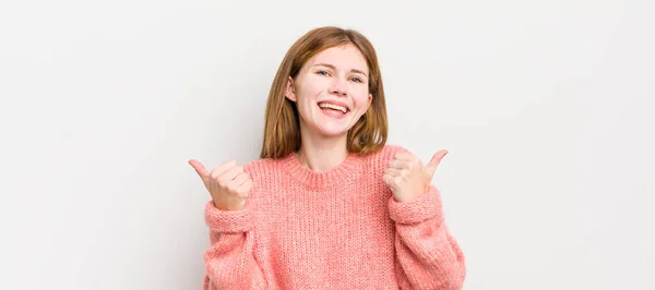 Cabeza Roja Bonita Mujer Sonriendo Alegremente Mirando Feliz Sintiéndose Despreocupada —  Fotos de Stock