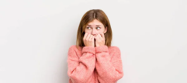 Rossa Bella Donna Testa Cercando Preoccupato Ansioso Stressato Paura Mordere — Foto Stock