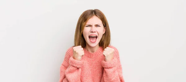 Rousse Jolie Femme Criant Agressivement Avec Ennuyé Frustré Regard Colère — Photo