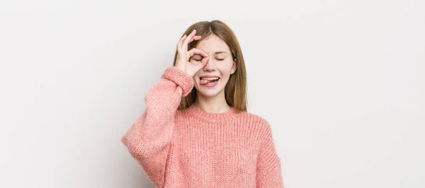 Cabeça Vermelha Mulher Bonita Sorrindo Feliz Com Cara Engraçada Brincando — Fotografia de Stock