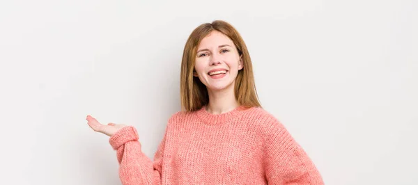 Cabeza Roja Bonita Mujer Sonriendo Sintiéndose Seguro Exitoso Feliz Mostrando —  Fotos de Stock