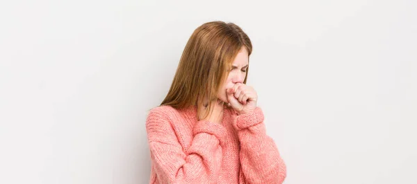 Testa Rossa Bella Donna Che Sente Male Con Mal Gola — Foto Stock