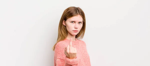 Cabeza Roja Mujer Bonita Sintiéndose Enojado Molesto Rebelde Agresivo Volteando — Foto de Stock