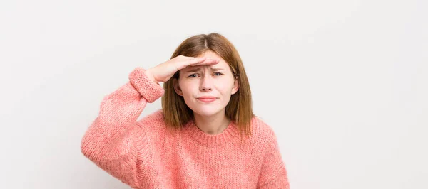 Red Head Pretty Woman Looking Bewildered Astonished Hand Forehead Looking — Stock Photo, Image