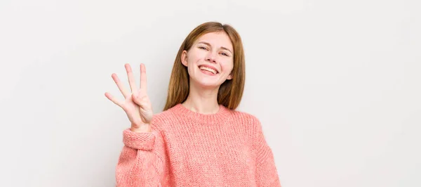 Rote Kopf Hübsche Frau Lächelt Und Sieht Freundlich Zeigt Nummer — Stockfoto