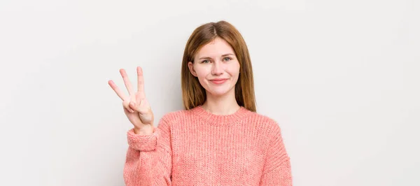 Rote Kopf Hübsche Frau Lächelt Und Sieht Freundlich Zeigt Nummer — Stockfoto