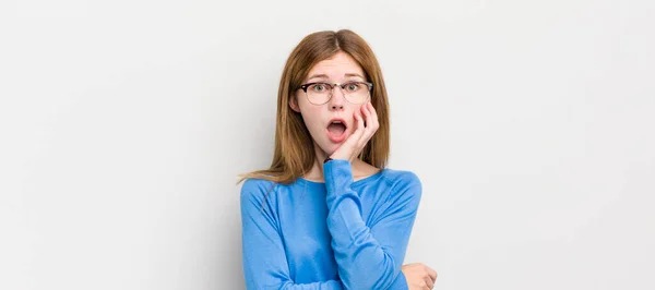 Testa Rossa Bella Donna Bocca Aperta Stato Shock Incredulità Con — Foto Stock